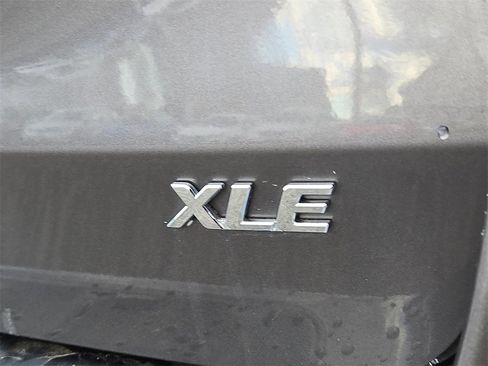 Used 2012 Toyota Sienna XLE image 30