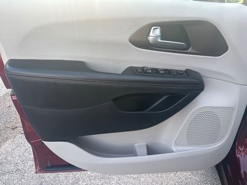 Used 2019 Chrysler Pacifica Touring-L Plus image 14