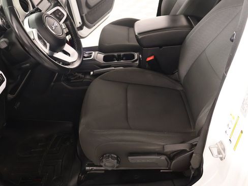 Used 2019 Jeep Wrangler Unlimited Sahara image 10