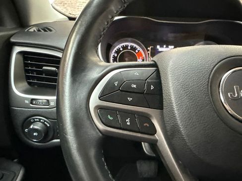 Used 2019 Jeep Cherokee Latitude Plus w/ Comfort/Convenience Group FWD image 17