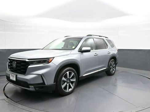 Used 2024 Honda Pilot Touring image 1