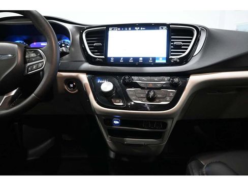 Used 2024 Chrysler Pacifica Touring-L FWD image 25