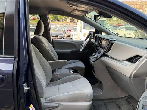 Used 2018 Toyota Sienna LE FWD image 13