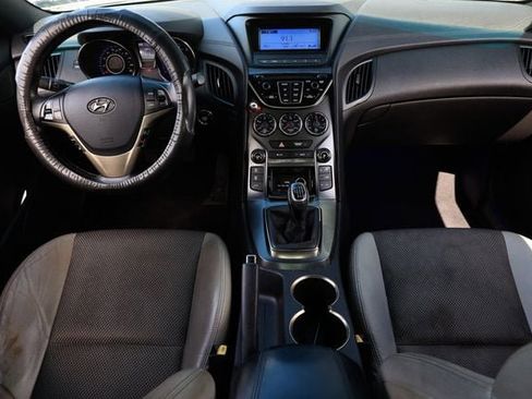 Used 2015 Hyundai Genesis 3.8 image 2