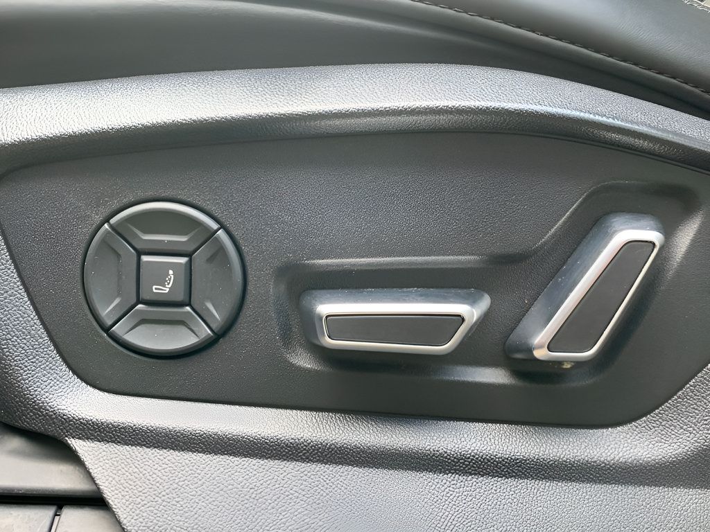 Used 2019 Audi Q8 Prestige w/ Luxury Package AWD/4WD image 12