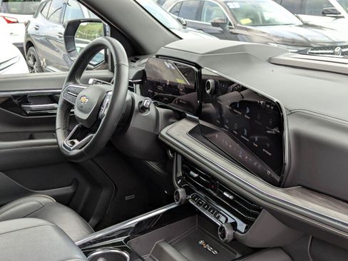Used 2025 Chevrolet Tahoe Premier AWD/4WD image 13