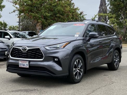 Used 2021 Toyota Highlander XLE FWD image 39