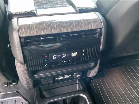 Used 2022 Jeep Wagoneer Series III w/ Premium Group I AWD/4WD image 31