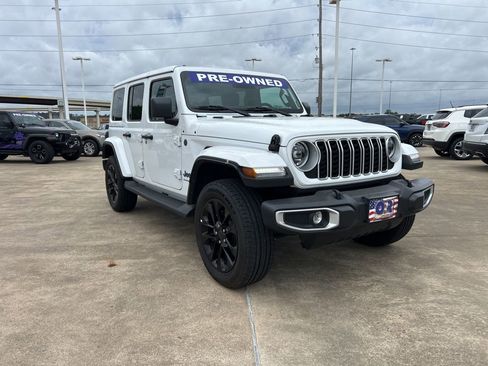 Used 2025 Jeep Wrangler Unlimited Sahara AWD/4WD image 3