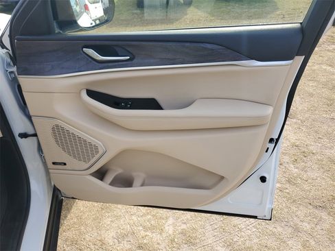 Used 2022 Jeep Grand Cherokee Limited image 39