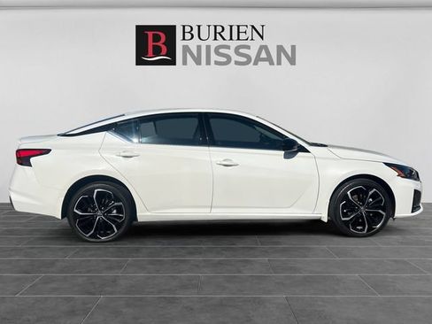 Used 2023 Nissan Altima 2.5 SR AWD/4WD image 6