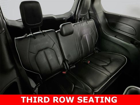 Used 2025 Chrysler Pacifica Limited image 8