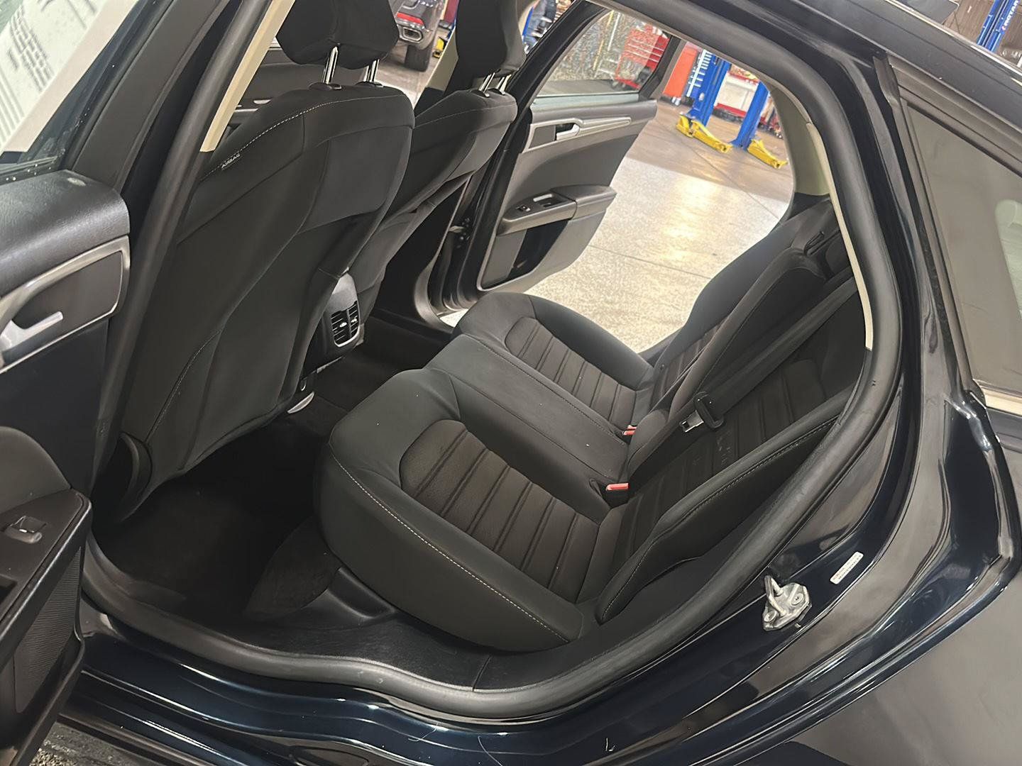 Used 2020 Ford Fusion SE AWD/4WD image 29