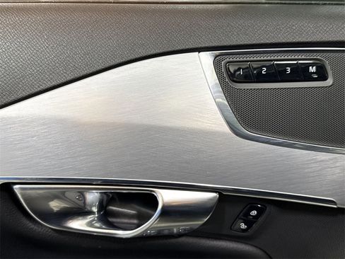Used 2018 Volvo XC90 T5 Momentum w/ Convenience Package image 17