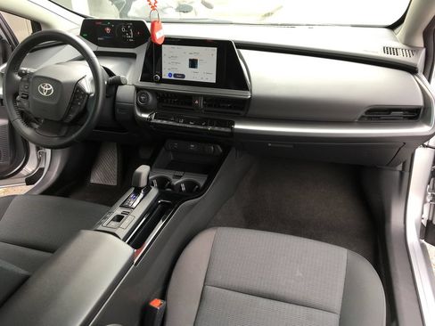 Used 2025 Toyota Prius LE FWD image 29