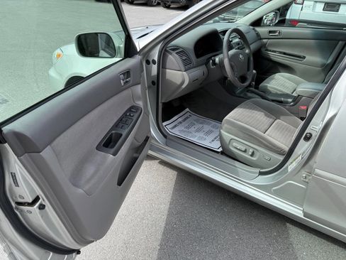 Used 2005 Toyota Camry image 13