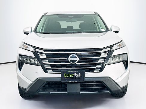 Used 2025 Nissan Rogue SV image 2