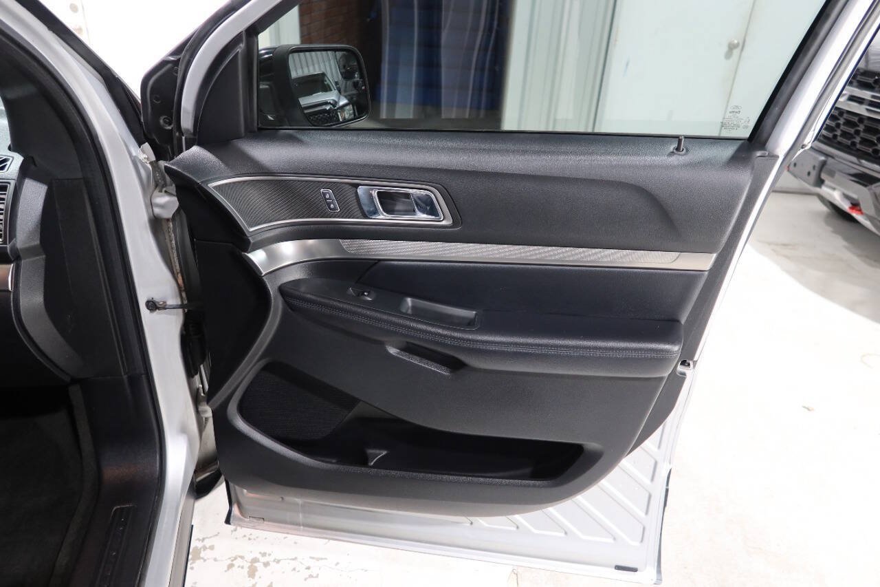 Used 2018 Ford Explorer XLT w/ Equipment Group 201A FWD image 28