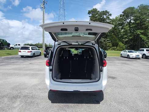 Used 2023 Chrysler Pacifica Touring-L FWD image 32