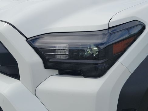 Used 2025 Toyota 4Runner SR5 AWD/4WD image 9