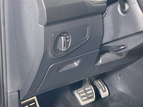 Used 2022 Volkswagen Tiguan SE R-Line image 10