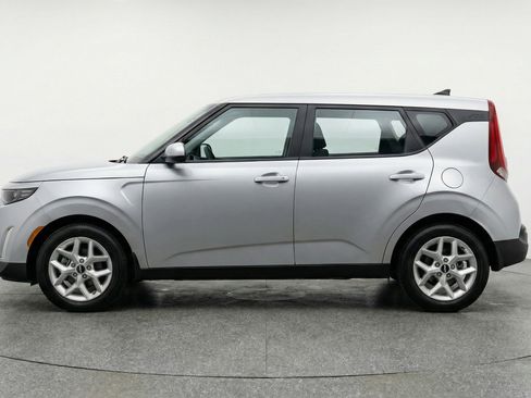 Used 2025 Kia Soul LX w/ LX Technology Package FWD image 5
