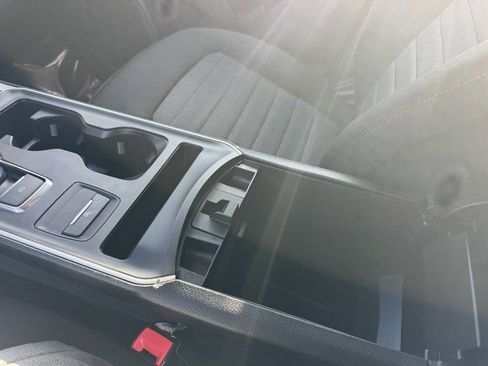 Used 2021 Ford Edge SE image 20