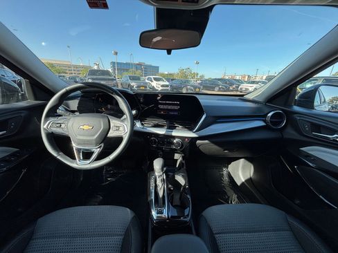 Used 2025 Chevrolet Trax LT w/ LT Convenience Package FWD image 32