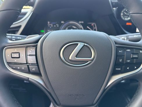Used 2025 Lexus ES 300h w/ Premium Package image 16