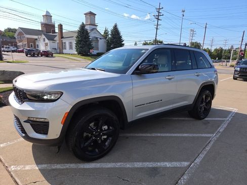 Certified 2024 Jeep Grand Cherokee Limited w/ Luxury Tech Group II AWD/4WD image 8