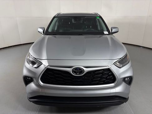 Used 2024 Toyota Highlander XLE FWD image 3