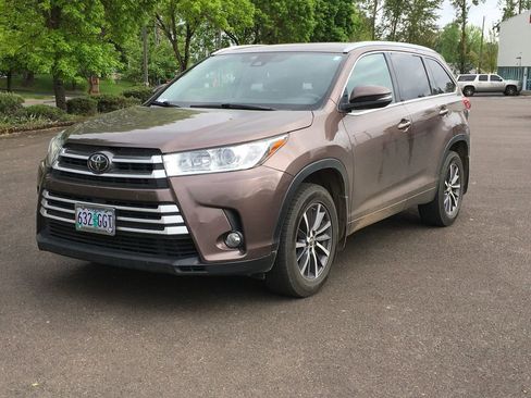 Used 2018 Toyota Highlander XLE AWD/4WD image 1