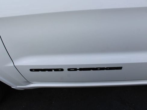 Used 2018 Jeep Grand Cherokee Altitude AWD/4WD image 12