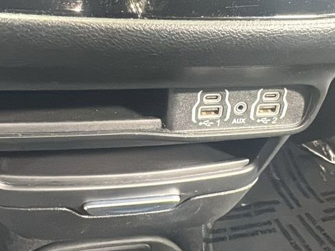 Used 2025 Chrysler Pacifica Select FWD image 30