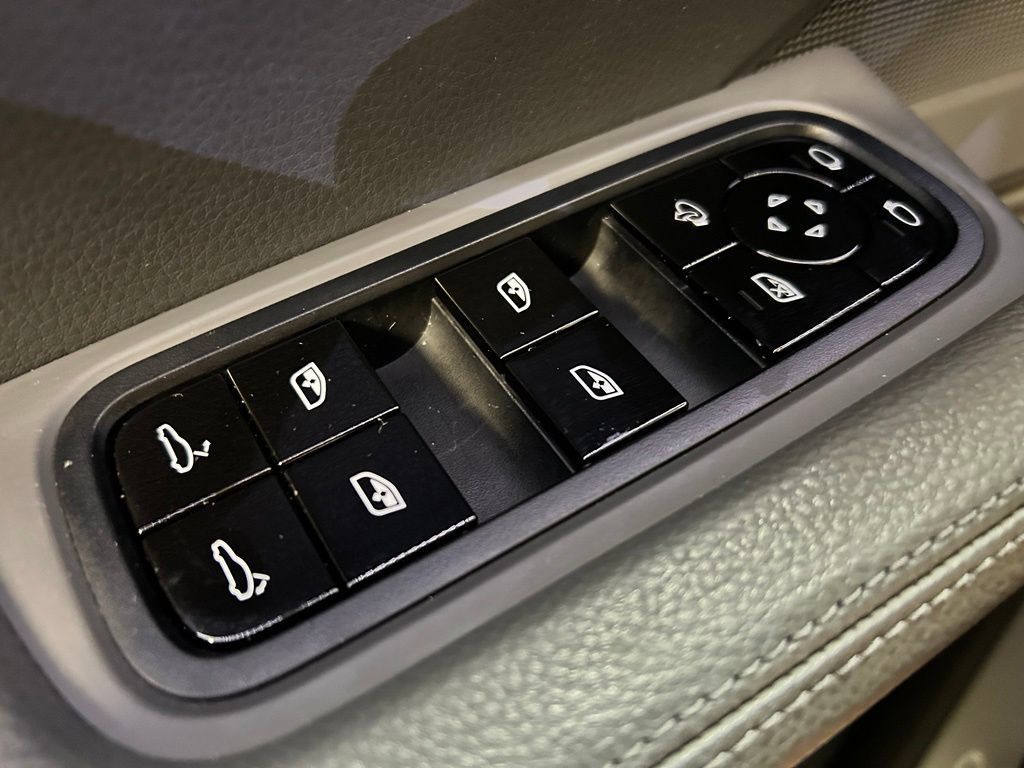 Certified 2020 Porsche Cayenne AWD/4WD image 11