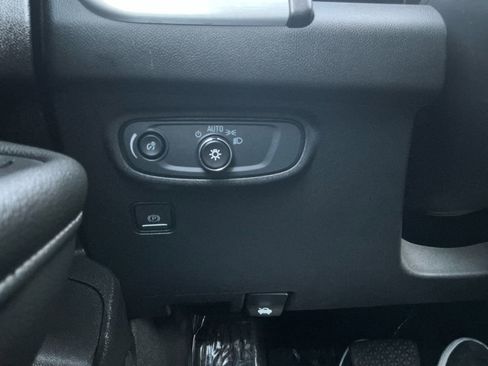 Used 2024 GMC Terrain SLE image 21