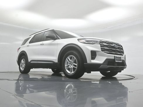 Used 2025 Ford Explorer Active RWD image 48