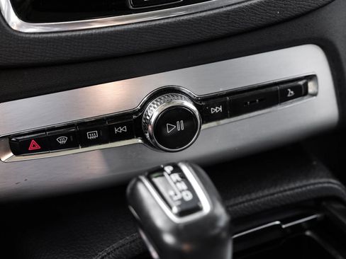 Used 2018 Volvo XC90 T5 Momentum w/ Convenience Package image 28