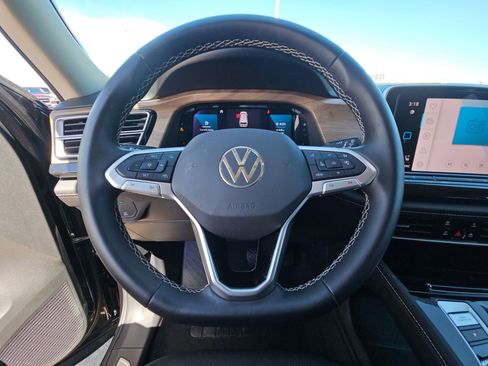 Used 2025 Volkswagen Atlas SE image 16