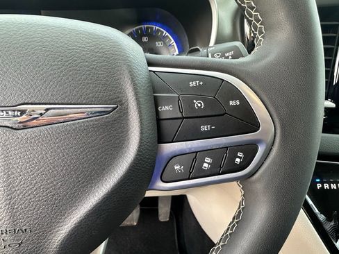 Used 2023 Chrysler Pacifica Touring-L FWD image 23