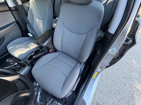 Used 2016 Hyundai Elantra SE FWD image 8