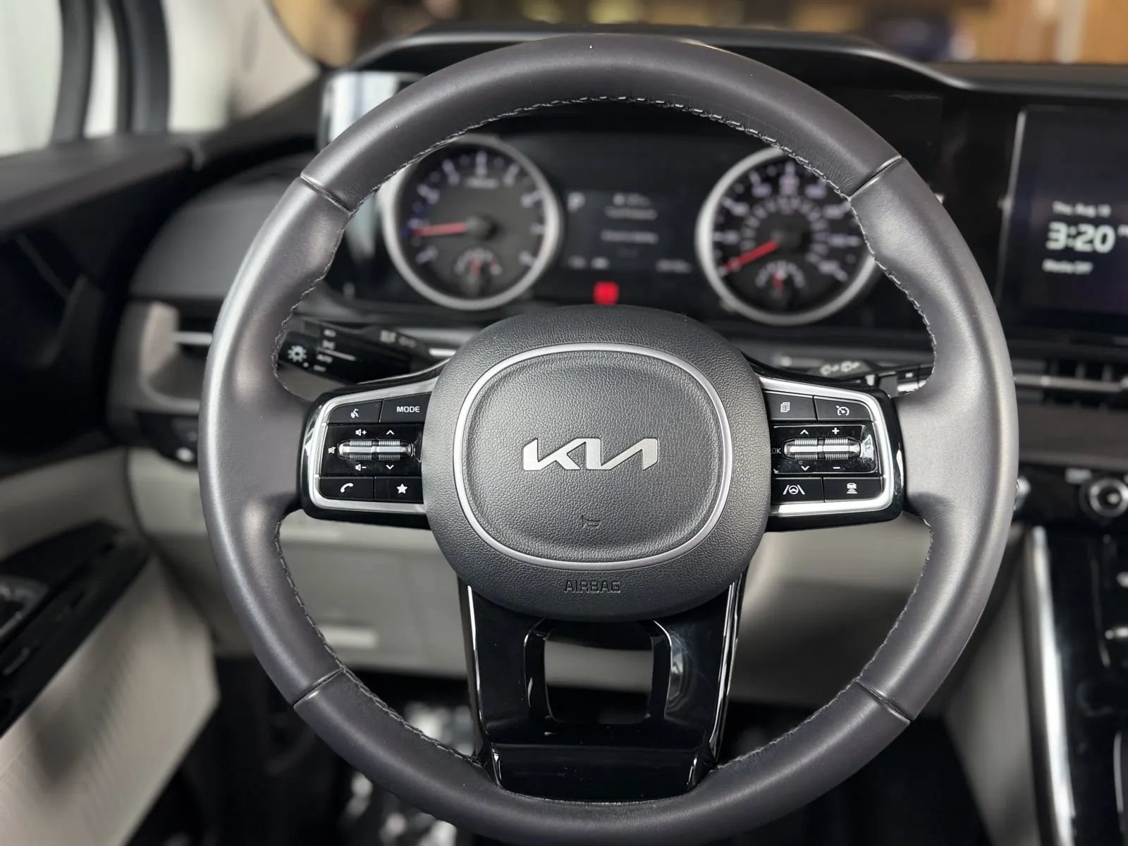 Used 2024 Kia Carnival EX FWD image 22