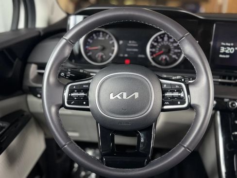 Used 2024 Kia Carnival EX FWD image 22