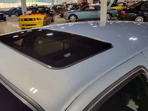 Used 1993 Lincoln Town Car Signature RWD image 9