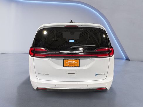 Used 2024 Chrysler Pacifica Limited FWD image 4