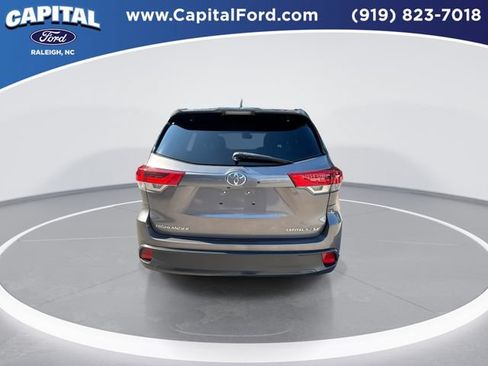 Used 2017 Toyota Highlander SE FWD image 7
