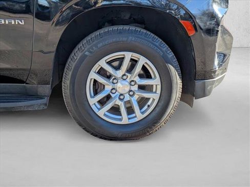 Used 2023 Chevrolet Suburban LT w/ Luxury Package image 16