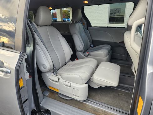 Used 2013 Toyota Sienna Limited image 13