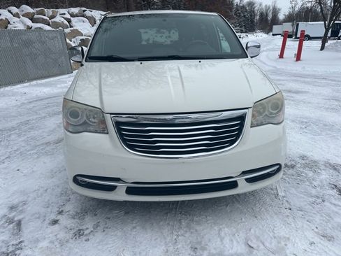 Used 2013 Chrysler Town & Country Limited w/ Luxury Group image 8