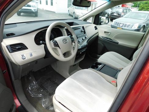 Used 2011 Toyota Sienna LE FWD image 18